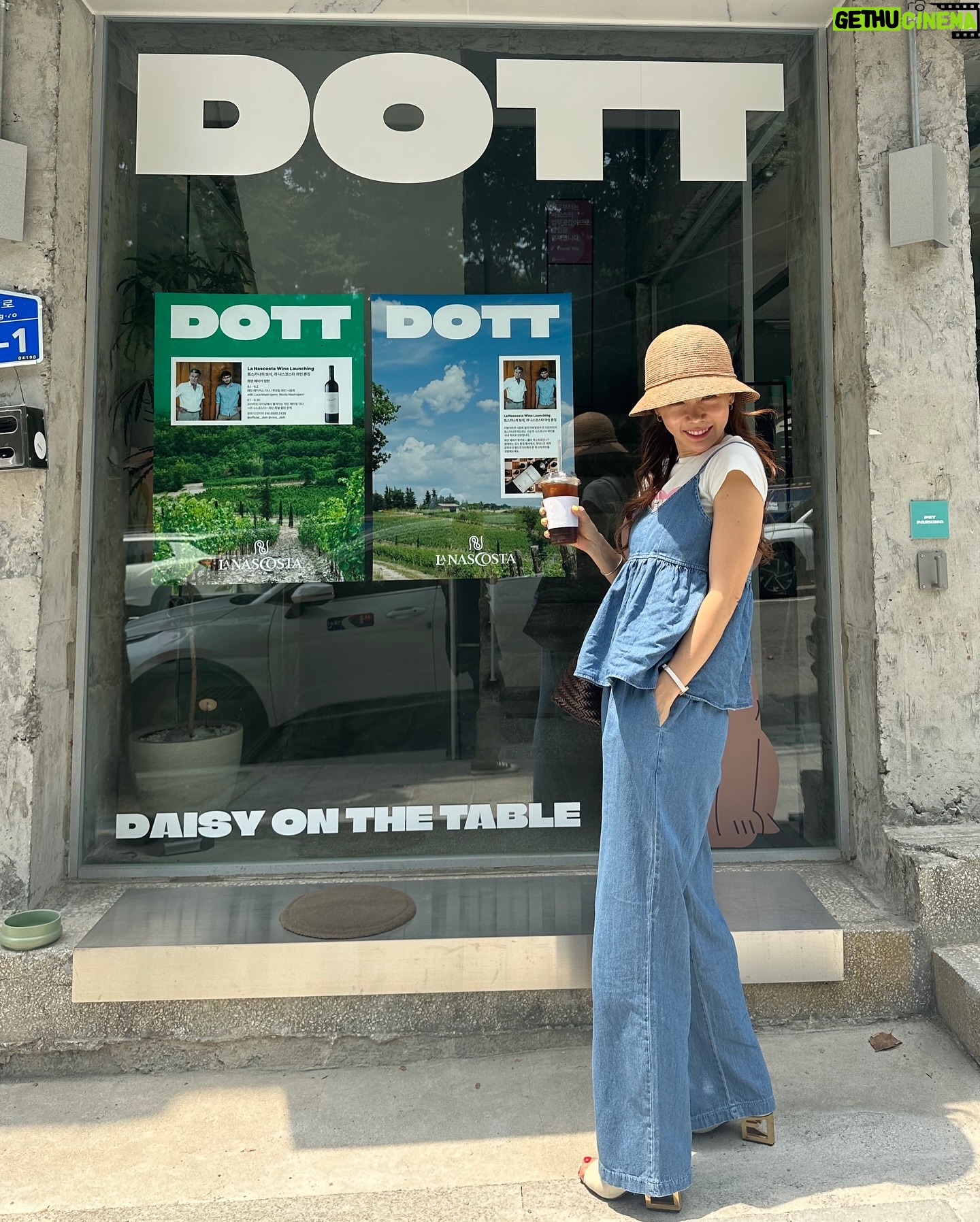 Ahn Sun-Young Instagram - 오늘 그냥 여름🌞🔥🔥🔥 이제 요런거 딱 필요하시됴?👒 #바로스명품관 신상 입고소식입니다 맞아요, 여름 필수템, #헬렌카민스키 @helen_kaminski_kr X @lovebazaar_online 담주 오픈합니다🙋🏻♀️🫶🏻 (정말 수량 어렵게 남은거 다 긁어와도.. 지금 극성수기 들어서는 초여름이라 양 넉넉치 않아요🥹, 상세페이지 미리보기 오픈되면 꼭 장바구니 담아두시는게 득템찬스 커집니다🙌🏻 ) 더불어 @ferragamo 카드지갑도❤️ 뫼셔왔어요어어어😉 (넘 이뽀버리뮤😍😍😍 ) 오픈 일정등은 미리 @lovebazaar_online 팔로잉, 카카오톡 @러브바자_온라인 친구추가해두시면 미리 알림톡드립니다😊🩷 이제 명품도 믿고 살수 있는 온라인쇼핑몰로 오세요 #바로스명품관✨ 제 3탄 오픈임박🙌🏻