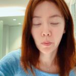 Ahn Sun-Young Instagram - #GRWM #데일리메이컵템 #강력추천 #에스트라립밤 (입술뿐 아니라, 팔자와 건조부위 발러주기) @dinsee.official #딘시 #톤업썬크림 쓰고 저 쿠션,파데 다 끊음요 ㅎㅎ 이거 하나로 자외선차단 미백 톤업 주름개선 다한방에 해결. 이런 멀티펑셔널 제품은 제형이나 발림성이 아쉬웠는데, 비비처럼 안번들대고, 그냥 톤업처럼 동동(?) 뜨는거 없이 밀착인데.,, 자극 눈시림1도 없어 눈두덩까지 쉐도우 프라이머처럼 얇게 다 펴발라요: 목이랑 데콜테까지 잘펴바르면(목주름 예방에 쥐젖등으로 너저분해진 목덜미 정리싸악. 끈적임 1도 없어서 옷에 뭍어남 없어요 그리고 바르고 있는 만큼 실재 내 피부도 환해지는 기능성😍🫶🏻🫶🏻 #hince 아이브로우마스카라 브라운 #cleo 이이브로우펜슬 #inga 틴트립밤 #조성아동공미인 마스카라 이상 #안선영추천뷰티 item 이었어요🙋🏻‍♀️🩷