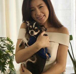 Ahn Sun-Young Instagram - #나의따뜻한강아지 
이노래를 들으니 천국간 우리 대박이🐶가 너무 그립네요... 

늘 혼자서 밤늦도록 일하고 오는 나를 애타게 기다렸을 아이. 
내가 뱃속에 바로를 품고 있을때 늘 24시간 나를 지켜주었던... 
바로가 태어나도 늘 갓난아이 곁을 조심스레 맴돌며 아이를 지켜주던 내사랑🩷

잘지내지 대박아..? 
천국에서 울엄마 안아프게 잘 지켜봐주고, 
19살 나나할미견 가는 날까지 고통없이 아프지않게 살다갈수 있게 수호천사가 되어주렴🩵🩷

#민트클라우드🩵
#나의따뜻한강아지🐶