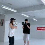Ahn Sun-Young Instagram - #격투기수업Day1 #운태기극복🔥 #갱년기우울증 타파🥊 #배움엔끝이없다 #덤벼라세상아👊🏻 #이게바로안선영 너무너무 다 귀찮고, 뭘해도 심장이 뛰질않고, 늘 지치고, 나는 패배자 같고, 두려움이 나를 잠식하고, 이대로 있으면 안되는걸 아는데 온몸과 호르몬과 세포가 “그냥 니 나이 인정하고 가만히 엎드려 쉬기나 해”라고 끌어내리며 발목을 잡아... 한동안 그저 “클린하게 잘먹고” “영양제 챙겨서 기초체력 다져주고” “내가 나를 도닥여주고 멍하게 두었더니 ” 이제 뭔가 다시 해봐도 되겠다 싶어 내 두발로 찾아간 #킥복싱수업 #내돈내산 아 이거네요. 다시 심장이 뜁니다. 운동이 너무 하기 싫을땐 “새로운 운동을 찾아 ” 하면 되지요. 킥복싱이랑 #오늘부터1일❤️ 하는걸로!! 벌써 두번째 수업하고파서 온몸이 근질거려요! 꺅 신난다😍😍😍🫶🏻