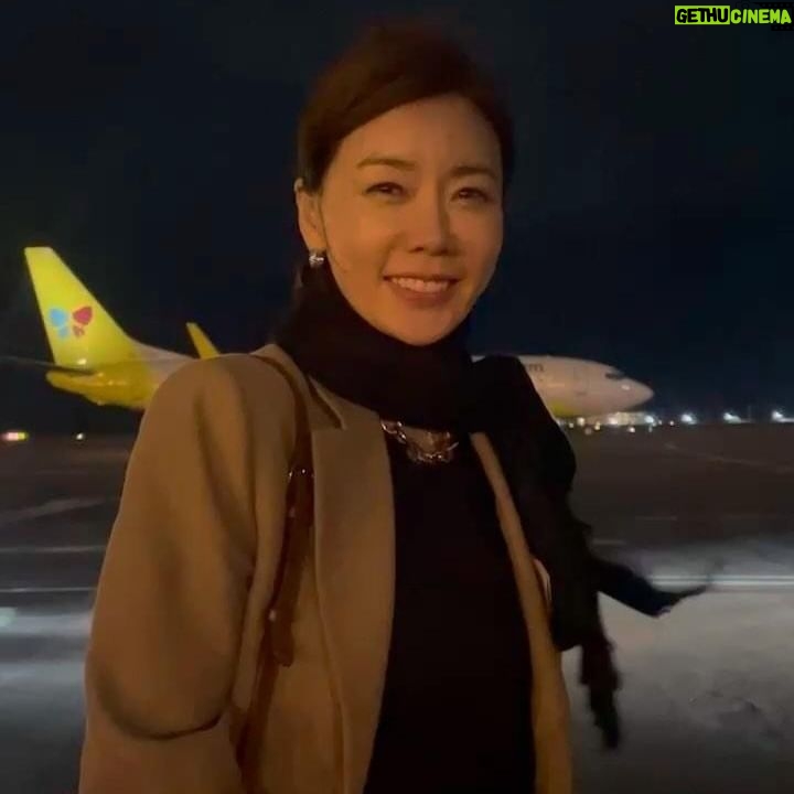 Ahn Sun-Young - 887 Likes - 질문있어여🙋🏻♀️
전 여름되서 에어컨 찬바람 여기저기 나오기 시작하면 더 뼈가(?) 시려워서, 더 #울실크스카프 필수로 챙기거든요.
어제 제주 당일치기 출장의 피곤한 상태에서도 몸살안난건, 핸드백에 둘둘말아 들고간 울실크스카프 뱅기안에서 야무지게 두르고 체온조절 잘해서라 믿어의심치 않는데요,
저처럼 더워지는 시즌에 꼭 요론 얇팍하지만 포송하고, 봄가을겨울뿐아니라 여름 비오는날이나 에어컨 아래 쓸거 꼭 필요해!! 하시는 분 계실까요??
제가 스카프러버라 진짜 스카프 많이 사댔는데, 너무 겨울용 두툼 머플러보다, 너무 컬러풀 무늬화려한 실크스카프류보다, 이런 후뚜루마뚜루 “울실크스카프 ” 이되, 단색 무난한듯 - 그래도 넘 평범하면 또 돈쓰고 섭섭하니께- 구찌 @gucci 브랜드의 오리지널리티가 살아있는 로고자수가 은근슬쩍 화려하게 살아있어여.
일단 저부터 이거 하나 샘플땡긴거 보자마자 맘에 들어 택떼고 바로 개시해줬구요😊🖤,
이게 실은 무슨 공구도 아니고..
제가 사업하며, 또 원래 모태오지라퍼라 곳곳에 숨은 능력자 지인이 참 많은데요,
누적매출 수천억매출을 (년 5-600백억🤩) 찍고있는 거대 유통사 (주)트랜드메카 대표님이 나름 친한 동생이었어요 (갑분자랑질) .
여러분 아시는 에지간한 모든 명품 다 수입 유통- 백화점, 홈쇼핑, 온라인 등등- 하는 대기업이고, 또한 #가품시200%보상법 등등 믿을수있는 정식유통사인지라 , 저도 백화점마저 갈시간이 없을때 종종 #타임메카 (트랜드메카의 자사쇼핑몰) 이용하곤 하거든요.
최근 안부차 같이 식사를 하다, 제가 그냥 즉석에서 제안을 좀 했어요.
타임메카 입점 명품중, 러브바자 고객이 좋아할만한 상품 몇가지 제가 pick해서 가끔 #바로스fashion 카테고리로 소개하면 어떠냐.
당연히 공구셀러마냥 높은 수수료 하나도 필요없다. 우리 사이트 카드수수료등의 최소운영비만 있으면 무조건 상품 잘 소개하겠다.
단, 자사몰사이트보다 더더 싸게, 힌시적특별가보장 (여기에 러브바자자체 할인쿠폰등으로 내가 부담을 하더라도)만 해다오...
그래서 러브바자가 유통가능한 몇가지 상품을 제안받았는데 그중 제 원픽이 요 구찌 울실크스카프에요.
지금도 구찌매장에서 80만원대에 만날수 있는 그상품, 맞아요.
기대를 뛰어넘는 쇼킹가로, 20만원후반대로 끌고올예정이고, (타임메카 본사md가 수입가보다 낮은 역마진 구조일수 있다 난색을 표해 저희 러브바자 고객해택으로 제가 러브바자몰 적립금이나 쿠폰사용등으로 떠안겠다 설득했어여) 당연히 백화점이나 타 유통채널 반발있을수 있는바, 초극수량 (이벤트가로 풀수있는 한정수량이란게 브랜드별로 있어요) 인점, 사재기나 되팔이 방지를 위해 @lovebazaar_online 회원 only 구매가능.. 인점 등등의 장치를 할예정입니다.
5월부터 한달에 하나둘정도 아이템만 게릴라 이벤트로 오픈하고 수량끝나면 딱 클로즈. #번개세일 컨셉으로 운영해볼까해요.
요런 저의 기획 아이디어 맘에 드실까요?
그리고 제가 욜케 기업콜라보해서 또 가져와주었으면 하는 상품류있으면 알려주세여🙋🏻♀️
어디라도 뚫고가서 물어(?)올께요👍🥰
여러분이 원하시는 건 바로바로 반영해서 딜따오는
#바로스러브바자 될것을 약속드립니다🙌🏻
🖤그래서 #혜택소비 #현명한소비 하시려면 필요한건 뭐다?? 미리미리 카카오톡 @러브바자_온라인 플친추가, 또는 제 프로필하단 www.lovebazaar.co.kr 사이트 회원 가입 필수입니다🖤