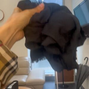 Ahn Sun-Young Instagram - 질문있어여🙋🏻‍♀️

전 여름되서 에어컨 찬바람 여기저기 나오기 시작하면 더 뼈가(?) 시려워서, 더 #울실크스카프 필수로 챙기거든요. 

어제 제주 당일치기 출장의 피곤한 상태에서도 몸살안난건, 핸드백에 둘둘말아 들고간 울실크스카프 뱅기안에서 야무지게 두르고 체온조절 잘해서라 믿어의심치 않는데요, 

저처럼 더워지는 시즌에 꼭 요론 얇팍하지만 포송하고, 봄가을겨울뿐아니라 여름 비오는날이나 에어컨 아래 쓸거 꼭 필요해!! 하시는 분 계실까요?? 

제가 스카프러버라 진짜 스카프 많이 사댔는데, 너무 겨울용 두툼 머플러보다, 너무 컬러풀 무늬화려한 실크스카프류보다, 이런 후뚜루마뚜루 “울실크스카프 ” 이되, 단색 무난한듯 - 그래도 넘 평범하면 또 돈쓰고 섭섭하니께- 구찌 @gucci 브랜드의 오리지널리티가 살아있는 로고자수가 은근슬쩍 화려하게 살아있어여. 

일단 저부터 이거 하나 샘플땡긴거 보자마자 맘에 들어 택떼고 바로 개시해줬구요😊🖤, 

이게 실은 무슨 공구도 아니고.. 
제가 사업하며, 또 원래 모태오지라퍼라 곳곳에 숨은 능력자 지인이 참 많은데요, 
누적매출 수천억매출을 (년 5-600백억🤩) 찍고있는 거대 유통사 (주)트랜드메카 대표님이 나름 친한 동생이었어요 (갑분자랑질) . 
여러분 아시는 에지간한 모든 명품 다 수입 유통- 백화점, 홈쇼핑, 온라인 등등- 하는 대기업이고, 또한 #가품시200%보상법 등등 믿을수있는 정식유통사인지라 , 저도 백화점마저 갈시간이 없을때 종종 #타임메카 (트랜드메카의 자사쇼핑몰) 이용하곤 하거든요. 

최근 안부차 같이 식사를 하다, 제가 그냥 즉석에서 제안을 좀 했어요. 

타임메카 입점 명품중, 러브바자 고객이 좋아할만한 상품 몇가지 제가 pick해서 가끔 #바로스fashion 카테고리로 소개하면 어떠냐. 

당연히 공구셀러마냥 높은 수수료 하나도 필요없다. 우리 사이트 카드수수료등의 최소운영비만 있으면 무조건 상품 잘 소개하겠다. 
단, 자사몰사이트보다 더더 싸게, 힌시적특별가보장 (여기에 러브바자자체 할인쿠폰등으로 내가 부담을 하더라도)만 해다오...

그래서 러브바자가 유통가능한 몇가지 상품을 제안받았는데 그중 제 원픽이 요 구찌 울실크스카프에요. 

지금도 구찌매장에서 80만원대에 만날수 있는 그상품, 맞아요. 

기대를 뛰어넘는 쇼킹가로, 20만원후반대로 끌고올예정이고, (타임메카 본사md가 수입가보다 낮은 역마진 구조일수 있다 난색을 표해 저희 러브바자 고객해택으로 제가 러브바자몰 적립금이나 쿠폰사용등으로 떠안겠다 설득했어여)  당연히 백화점이나 타 유통채널 반발있을수 있는바, 초극수량 (이벤트가로 풀수있는 한정수량이란게 브랜드별로 있어요) 인점, 사재기나 되팔이 방지를 위해 @lovebazaar_online 회원 only 구매가능.. 인점 등등의 장치를 할예정입니다. 

5월부터 한달에 하나둘정도 아이템만 게릴라 이벤트로 오픈하고 수량끝나면 딱 클로즈. #번개세일 컨셉으로 운영해볼까해요. 

요런 저의 기획 아이디어 맘에 드실까요? 
그리고 제가 욜케 기업콜라보해서 또 가져와주었으면 하는 상품류있으면 알려주세여🙋🏻‍♀️

어디라도 뚫고가서 물어(?)올께요👍🥰

여러분이 원하시는 건 바로바로 반영해서 딜따오는 
#바로스러브바자 될것을 약속드립니다🙌🏻

🖤그래서 #혜택소비 #현명한소비 하시려면 필요한건 뭐다?? 미리미리 카카오톡 @러브바자_온라인 플친추가, 또는 제 프로필하단 www.lovebazaar.co.kr 사이트 회원 가입 필수입니다🖤