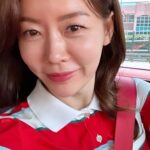 Ahn Sun-Young Instagram - 요즘나🙋🏻‍♀️❤️🍀💙 1) 점점 새치 (뭐 이젠 흰머리라 치자😌) 염색 주기가 짧아져서 스트레스지만 뭐 어때 이또한 난데. 그래서 더 쨍하고 영한 스트라이프 티셔츠입었😉 2)킥복싱하다 발톱피멍이 들었다 #영광의상처🥊 짧게 자르고 산뜻한 빨강페디큐어 덮어주니 좋지 뭐. 😌❤️ 3) 날씨 진짜 좋아서 일하러 가는 출근길 더 좋네? #월화수목금금금 몇달째인데도 그저 신나고 감사한것은 다시 “건강해졌기 때문”🙋🏻‍♀️ 4) 오늘의 출근송 : UN의 ”파도“ - 폴킴 Ver. 💙 요즘 여러분 최애 드라이브 BGM은 뭐예요?🙋🏻‍♀️