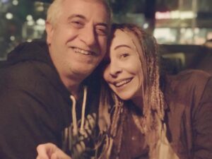 Ahu Sungur Instagram - Sezen’in de dediği gibi; ... Gülümse... hadi gülümse bulutlar gitsin... yoksa ben nasıl yenilenirim hadi gülümse... Sazlarım vardı, ırmaklarım vardı 
Çakıl taşlarım vardı benim 
Ama sen başkasın anlıyor musun, başkasın 💜🌼 @suatsungur1