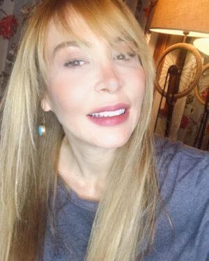 Ahu Sungur Instagram - Hoş geldin sarım 🌟🌼 Özüm bu yapacak bir şey yok 😽 kendimi zorla başka kulvarlara sokmaya çalışmamın alemi yok.. Zaten siyaha da boyasam alem beni hep sarı görüyor ☺️ yalı kadını çizgime geri döndüm 🥳😽 emeğine sağlık canım @ibrhmylmz 🙏🏻💜