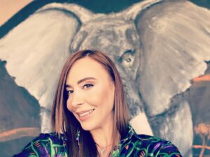 Ahu Sungur Instagram - Her zaman, her yerde, daima buluruz birbirimizi… 🐘💜 #BirŞansımOlsa 🌟