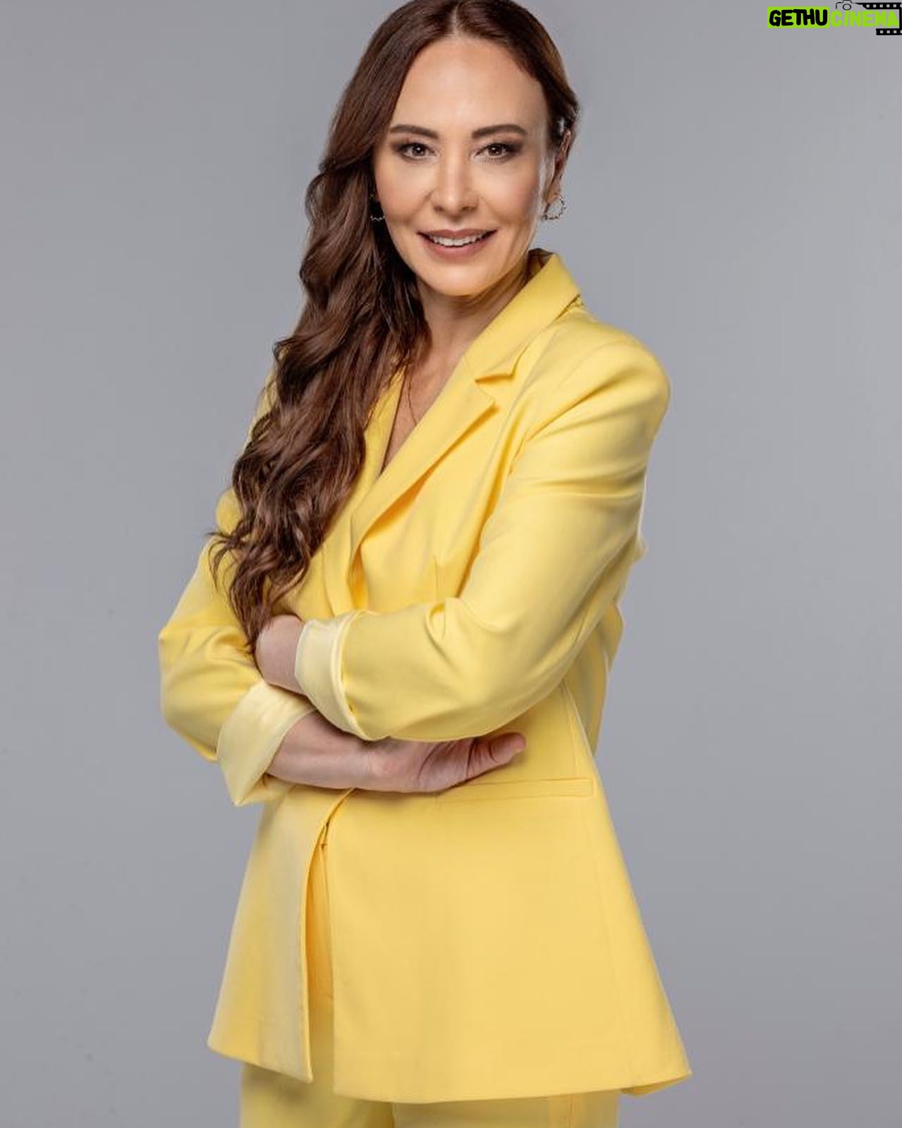 Ahu Sungur - 3 Likes - HOŞ BULDUM 💜 @bboyapim 🌟 @mahperiu @safakbbo @showtv 💜🌼 ‘Hayatta verilen bazı kararlar ve bu kararlar sonucunda gelen pişmanlıklar, keşkeler… Zamanı geri alıp bir şeyleri değiştiremeyiz belki ama sizin için bir şans yaratabiliriz.. ‘ 🌟 2 temmuzdan itibaren gerçek hayat hikayeleriyle evlerinize konuk olmak istiyorum… biliyorum ki; kapınız, yüreğiniz sevgi dolu ve açık… görüşmek üzere 💜 sizi seviyorum… #birşansımolsa #showtv