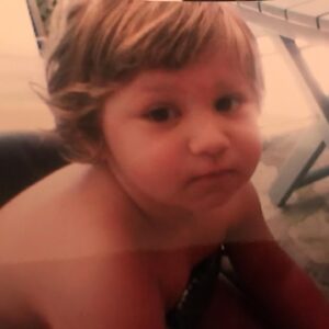 Ahu Sungur Instagram - O kadar oldu mu oğlum... @egesungur1  o kadar büyüdün mü sen... ayağına taş değmesin... 16 yıl önce bugün 55 cm üç buçuk kilo olan sen bugün hey maşallah sana... sen benim ve babanın @suatsungur1 her şeyisin... canımızsın... bizim dev adamımızsın.. iyi kalplimizsin... sen hayırlı evlatsın... biz senden hep razıyız 🙏🏻 dilerim ki; Allah’ta böyle iyi evlat böyle iyi insan olduğun için senden razı olsun.. Hayat sana sağlıkla şansla hep iyi günler göstersin.. şimdi ki arkadaşların gibi hayat boyu hep iyi arkadaşlarla karşılaş.. 41 olan forma numaran maşallahın olsun .. sana, huyuna, boyuna posuna, güzel kalbine 41 kere maşallah 🧿 bizi hiç üzmedin kimse de seni üzmesin.. ve tabi ki; her attığın sayı olsun ‘Duvar’ 🏀 şunu hiç unutma; biz hep yanındayız.. dip not: şimdi 50 numara olan o ayaklar benim için hep avuç içi kadar ☺️💜 seni çoookkkk seviyorum çok 💜💜💜