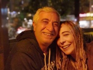 Ahu Sungur Instagram - Sezen’in de dediği gibi; ... Gülümse... hadi gülümse bulutlar gitsin... yoksa ben nasıl yenilenirim hadi gülümse... Sazlarım vardı, ırmaklarım vardı 
Çakıl taşlarım vardı benim 
Ama sen başkasın anlıyor musun, başkasın 💜🌼 @suatsungur1