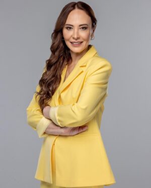 Ahu Sungur Instagram - Sürprizli bir yeni güne uyandım 🌟 Dediler ki; aday olmuşsun 🥰 En iyi kadın sunucu (program) #BirŞansımOlsa 🌟 Hani programda davet ederken; ‘Bizde, size ait bir emanet var ’ diyorum.. ne kıymetlidir emanet… Bana bu programı emanet eden; benim için çok kıymetli @bboyapim @mahperiu @safakbbo ve  @showtv @ipekdurkal size çok teşekkür ederim 💜 canım hocam @ozcanmavis size de 💜 ve tüm birbirinden kıymetli ve sevgi dolu canım ekip arkadaşlarım 👉🏻 @ceyhunhosgonul @enisoter @aleynaucar1 @yildirimu @mahir_u @orhun_kesebir @baharkocamaz @elaa_stylee @betultinaroglu @izzetkrgzz @trnumt @veyszimmer sizi ne kadar çok sevdiğimi biliyorsunuz 💜 her an söylüyorum 💜 Bana en büyük ödül; ailem ve  her defasında huzurla geldiğim setim, verdiğimiz emek ve seyircinin sevgisi ve takdiri 💜 İnsan hangi mesleği yapıyor olursa olsun belli bir yaştan sonra sadece huzur arıyor.. Emeğimize sağlık, huzurumuza bereket 🧿🌟💜 ve canım menajerim @bircansilan iyi ki varsın seni çok seviyorum 💜 programımızın adı; Bir Şansım Olsa ve bu program ve bu program sayesinde hayatıma giren ve hayatına girdiğim herkes benim şansım 🙏🏻🌟 @showtv ‘nin sevgi dolu şefkatli kadınları ; @sevil_ayyildiz @ceyda.alpat ilk gün heyecanımı sevgiyle kucakladığınız için teşekkür ederim 💜 https://www.pantenealtinkelebekodulleri.com/