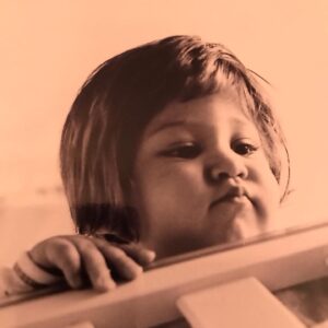 Ahu Sungur Instagram - O kadar oldu mu oğlum... @egesungur1  o kadar büyüdün mü sen... ayağına taş değmesin... 16 yıl önce bugün 55 cm üç buçuk kilo olan sen bugün hey maşallah sana... sen benim ve babanın @suatsungur1 her şeyisin... canımızsın... bizim dev adamımızsın.. iyi kalplimizsin... sen hayırlı evlatsın... biz senden hep razıyız 🙏🏻 dilerim ki; Allah’ta böyle iyi evlat böyle iyi insan olduğun için senden razı olsun.. Hayat sana sağlıkla şansla hep iyi günler göstersin.. şimdi ki arkadaşların gibi hayat boyu hep iyi arkadaşlarla karşılaş.. 41 olan forma numaran maşallahın olsun .. sana, huyuna, boyuna posuna, güzel kalbine 41 kere maşallah 🧿 bizi hiç üzmedin kimse de seni üzmesin.. ve tabi ki; her attığın sayı olsun ‘Duvar’ 🏀 şunu hiç unutma; biz hep yanındayız.. dip not: şimdi 50 numara olan o ayaklar benim için hep avuç içi kadar ☺️💜 seni çoookkkk seviyorum çok 💜💜💜
