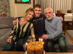 Ahu Sungur Instagram - Bebeğim 19 yaşında 💜🧿 Dünya bir yana o bir yana… iyi ki doğdun yavrum.. iyi ki annenim.. sağlıkla mutlulukla sevgiyle aşkla çok yaşa 🌟 sen babanla benim her şeyimizsin 💜 seni çok seviyorum demek bile az geliyor çoğu zaman.. en çok en çok ne kadarsa o kadar çok seviyorum seni.. Doğum günün kutlu olsun 💜 @egesungur1