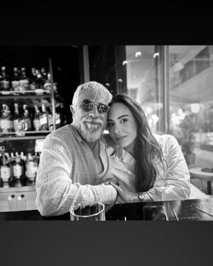 Ahu Sungur Instagram - Ailem… yuvam… sevgim… emeğim… aşkım… ömrüm… hayatım… dünya bir yana ikisi bir yana… @egesungur1 💜🧿 @suatsungur1 💜 gala gecesi 🌟