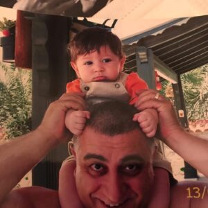 Ahu Sungur Instagram - O kadar oldu mu oğlum... @egesungur1  o kadar büyüdün mü sen... ayağına taş değmesin... 16 yıl önce bugün 55 cm üç buçuk kilo olan sen bugün hey maşallah sana... sen benim ve babanın @suatsungur1 her şeyisin... canımızsın... bizim dev adamımızsın.. iyi kalplimizsin... sen hayırlı evlatsın... biz senden hep razıyız 🙏🏻 dilerim ki; Allah’ta böyle iyi evlat böyle iyi insan olduğun için senden razı olsun.. Hayat sana sağlıkla şansla hep iyi günler göstersin.. şimdi ki arkadaşların gibi hayat boyu hep iyi arkadaşlarla karşılaş.. 41 olan forma numaran maşallahın olsun .. sana, huyuna, boyuna posuna, güzel kalbine 41 kere maşallah 🧿 bizi hiç üzmedin kimse de seni üzmesin.. ve tabi ki; her attığın sayı olsun ‘Duvar’ 🏀 şunu hiç unutma; biz hep yanındayız.. dip not: şimdi 50 numara olan o ayaklar benim için hep avuç içi kadar ☺️💜 seni çoookkkk seviyorum çok 💜💜💜