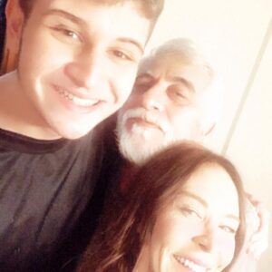 Ahu Sungur Instagram - O kadar oldu mu oğlum... @egesungur1  o kadar büyüdün mü sen... ayağına taş değmesin... 16 yıl önce bugün 55 cm üç buçuk kilo olan sen bugün hey maşallah sana... sen benim ve babanın @suatsungur1 her şeyisin... canımızsın... bizim dev adamımızsın.. iyi kalplimizsin... sen hayırlı evlatsın... biz senden hep razıyız 🙏🏻 dilerim ki; Allah’ta böyle iyi evlat böyle iyi insan olduğun için senden razı olsun.. Hayat sana sağlıkla şansla hep iyi günler göstersin.. şimdi ki arkadaşların gibi hayat boyu hep iyi arkadaşlarla karşılaş.. 41 olan forma numaran maşallahın olsun .. sana, huyuna, boyuna posuna, güzel kalbine 41 kere maşallah 🧿 bizi hiç üzmedin kimse de seni üzmesin.. ve tabi ki; her attığın sayı olsun ‘Duvar’ 🏀 şunu hiç unutma; biz hep yanındayız.. dip not: şimdi 50 numara olan o ayaklar benim için hep avuç içi kadar ☺️💜 seni çoookkkk seviyorum çok 💜💜💜