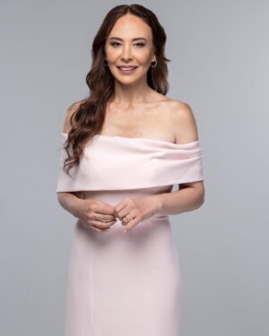 Ahu Sungur Instagram - Sürprizli bir yeni güne uyandım 🌟 Dediler ki; aday olmuşsun 🥰 En iyi kadın sunucu (program) #BirŞansımOlsa 🌟 Hani programda davet ederken; ‘Bizde, size ait bir emanet var ’ diyorum.. ne kıymetlidir emanet… Bana bu programı emanet eden; benim için çok kıymetli @bboyapim @mahperiu @safakbbo ve  @showtv @ipekdurkal size çok teşekkür ederim 💜 canım hocam @ozcanmavis size de 💜 ve tüm birbirinden kıymetli ve sevgi dolu canım ekip arkadaşlarım 👉🏻 @ceyhunhosgonul @enisoter @aleynaucar1 @yildirimu @mahir_u @orhun_kesebir @baharkocamaz @elaa_stylee @betultinaroglu @izzetkrgzz @trnumt @veyszimmer sizi ne kadar çok sevdiğimi biliyorsunuz 💜 her an söylüyorum 💜 Bana en büyük ödül; ailem ve  her defasında huzurla geldiğim setim, verdiğimiz emek ve seyircinin sevgisi ve takdiri 💜 İnsan hangi mesleği yapıyor olursa olsun belli bir yaştan sonra sadece huzur arıyor.. Emeğimize sağlık, huzurumuza bereket 🧿🌟💜 ve canım menajerim @bircansilan iyi ki varsın seni çok seviyorum 💜 programımızın adı; Bir Şansım Olsa ve bu program ve bu program sayesinde hayatıma giren ve hayatına girdiğim herkes benim şansım 🙏🏻🌟 @showtv ‘nin sevgi dolu şefkatli kadınları ; @sevil_ayyildiz @ceyda.alpat ilk gün heyecanımı sevgiyle kucakladığınız için teşekkür ederim 💜 https://www.pantenealtinkelebekodulleri.com/