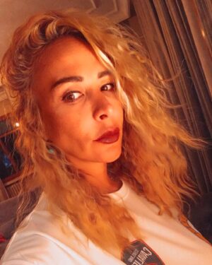 Ahu Sungur Instagram - Kızlar; saçını küçük küçük ör, 3-4 gün örgülü saçı yıka kurut sonra aç tersten azıcık kabart al sana afro 🧚‍♂️