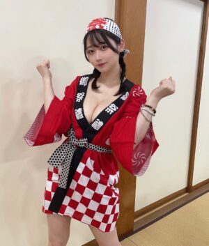 Ai Kaname Instagram - サザンオールスターズさんの新曲「盆ギリ恋歌」のMVに出演させていただきました✨
45周年という節目に関わることができて感無量です🥲沢山見てね🍧