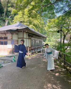 Ai Kayano Instagram - 源氏物語「玉鬘」朗読会🌿
奈良の長谷寺で玉鬘を演じさせて頂けるなんて…！
とても光栄でした☺️

前野さんがおちゃめなポーズに付き合ってくれましたので、お納めください。笑（茅）