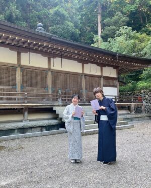 Ai Kayano Instagram - 源氏物語「玉鬘」朗読会🌿
奈良の長谷寺で玉鬘を演じさせて頂けるなんて…！
とても光栄でした☺️

前野さんがおちゃめなポーズに付き合ってくれましたので、お納めください。笑（茅）