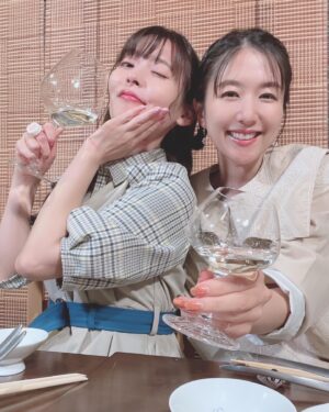 Ai Kayano Instagram - 今年のかやのみはたくさんゲストさんをお呼び出来て嬉しかったなぁ☺️

上坂すみれちゃんゲスト回3本立てでは、お酒とごはんをこれでもかと言わんばかりに堪能！🍶🍷

クリスマスには伊藤美紀さんをお呼び出来て、特別ハッピーなかやのみになりました❣️

明日はついに忘年会！
みなさんも乾杯の準備をお忘れなく！（茅）

ベージュ
tops @haupia.official
イヤリング
 @osewaya_official

赤ニット
@opulence_tokyo
チェックスカート　@manana_suerte
