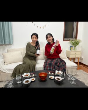 Ai Kayano Instagram - 今年のかやのみはたくさんゲストさんをお呼び出来て嬉しかったなぁ☺️

上坂すみれちゃんゲスト回3本立てでは、お酒とごはんをこれでもかと言わんばかりに堪能！🍶🍷

クリスマスには伊藤美紀さんをお呼び出来て、特別ハッピーなかやのみになりました❣️

明日はついに忘年会！
みなさんも乾杯の準備をお忘れなく！（茅）

ベージュ
tops @haupia.official
イヤリング
 @osewaya_official

赤ニット
@opulence_tokyo
チェックスカート　@manana_suerte