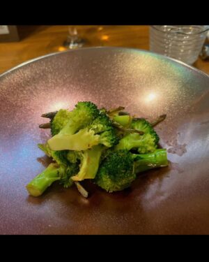 Ai Kayano Instagram - おとなの週末おふしょっと🍾

今回も食べすぎで本誌に載せきれなかったのでこちらに！
料理はもちろん、ちょっとしたインテリアまでセンスが光るお店でした✨
カトラリースタンドは店名ならでは。こちらもオシャレ！
猫村さん見つけたのもテンション上がったな〜！（茅）