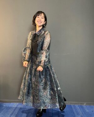 Ai Kayano Instagram - 無職転生イベント❣️
2公演とも楽しすぎました〜！
素敵なイベントスタッフさんに囲まれて、楽屋も含めて終始穏やかな雰囲気☺️
（ステージ上ではあんなに修羅場だったのに…笑）
そして何より、お客さんたちの笑顔にたくさん力をもらえました！
本当にありがとう！！

心から尊敬するこのメンバーとお仕事出来て、本当に嬉しい…！
良いものを皆さんにお届け出来るよう、アフレコ頑張らなくてはですね！

衣装はフィッツ先輩らしくダークグリーンでした🕶️✨
ワンピースのラインがとっても綺麗！
スタイリスト前田さんの素晴らしいチョイスにいつも感謝です🙏（茅）

ワンピース
@adelly.tokyo
アクセサリー
@osewaya_official