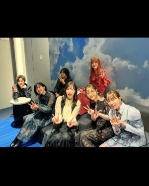 Ai Kayano Instagram - 無職転生イベント❣️
2公演とも楽しすぎました〜！
素敵なイベントスタッフさんに囲まれて、楽屋も含めて終始穏やかな雰囲気☺️
（ステージ上ではあんなに修羅場だったのに…笑）
そして何より、お客さんたちの笑顔にたくさん力をもらえました！
本当にありがとう！！

心から尊敬するこのメンバーとお仕事出来て、本当に嬉しい…！
良いものを皆さんにお届け出来るよう、アフレコ頑張らなくてはですね！

衣装はフィッツ先輩らしくダークグリーンでした🕶️✨
ワンピースのラインがとっても綺麗！
スタイリスト前田さんの素晴らしいチョイスにいつも感謝です🙏（茅）

ワンピース
@adelly.tokyo
アクセサリー
@osewaya_official