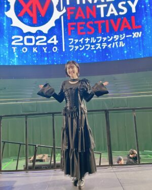 Ai Kayano Instagram - FFXIVFanFest 2024 in 東京
改めてFF14 10周年おめでとうございます🎊

東京ドームすごかった〜！広かった〜〜！！
なかなか見られないマイクワークありのアフレコでお届けしましたが、光の戦士の皆さんに楽しんで頂けたようで良かったです…！
（リハーサルもなかった為、みんな一発勝負！ドキドキでした！）

ヤシュトラさんをイメージした素敵な衣装を用意して頂いたので記念に写真にパシャリ！
近くに市ノ瀬ちゃんがいたのでおいで〜してツーショットも！🐈‍⬛
リーンの透明感あるお芝居がとっても素敵だった…！

10年後20年後もヤシュトラを演じ続けられるように健康でいなくては！！
次はなんじょるも一緒に、暁大集合でお届けできますように🍀（茅）

トップス、スカート
@violettaofficial_jp
ビスチェ、羽根飾り
@alice_and_the_pirates
イヤリング
@abiste_official