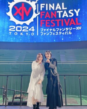 Ai Kayano Instagram - FFXIVFanFest 2024 in 東京
改めてFF14 10周年おめでとうございます🎊

東京ドームすごかった〜！広かった〜〜！！
なかなか見られないマイクワークありのアフレコでお届けしましたが、光の戦士の皆さんに楽しんで頂けたようで良かったです…！
（リハーサルもなかった為、みんな一発勝負！ドキドキでした！）

ヤシュトラさんをイメージした素敵な衣装を用意して頂いたので記念に写真にパシャリ！
近くに市ノ瀬ちゃんがいたのでおいで〜してツーショットも！🐈‍⬛
リーンの透明感あるお芝居がとっても素敵だった…！

10年後20年後もヤシュトラを演じ続けられるように健康でいなくては！！
次はなんじょるも一緒に、暁大集合でお届けできますように🍀（茅）

トップス、スカート
@violettaofficial_jp
ビスチェ、羽根飾り
@alice_and_the_pirates
イヤリング
@abiste_official