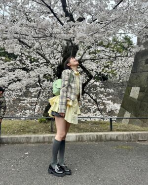 Ai Moritaka Instagram - 桜を求め東京駅→皇居→千鳥ヶ淵→武道館
ひたすら歩いた1日でした🚶‍♀️🚶‍♀️🚶‍♀️🌸

#森高のお洋服