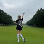 Ai Kago Instagram - ⛳️🏌️‍♀️ あいぼん初ラウンドしてきました！！！！ 2枚目は初のドライバー動画、めっちゃ天ぷらしました。笑 3枚目はちょっと調子良くなりました🥹❤️ なに！ゴルフ楽しい！！ 初心者すぎて下手ですが、これから練習もしてもっと飛ばせるようになりたいです💕💕💕 スコアと今日1番ショットは ストーリーにアップしますね🤫 ウエアは全身　@fr2golf 🐇⛳️