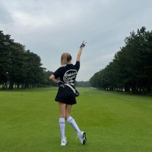 Ai Kago Instagram - ⛳️🏌️‍♀️

あいぼん初ラウンドしてきました！！！！
2枚目は初のドライバー動画、めっちゃ天ぷらしました。笑
3枚目はちょっと調子良くなりました🥹❤️

なに！ゴルフ楽しい！！
初心者すぎて下手ですが、これから練習もしてもっと飛ばせるようになりたいです💕💕💕

スコアと今日1番ショットは
ストーリーにアップしますね🤫

ウエアは全身　@fr2golf 🐇⛳️