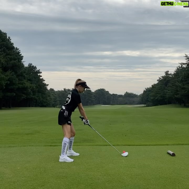 Ai Kago - 7.3K Likes - ⛳️🏌️♀️
あいぼん初ラウンドしてきました!!!!
2枚目は初のドライバー動画、めっちゃ天ぷらしました。笑
3枚目はちょっと調子良くなりました🥹❤️
なに!ゴルフ楽しい!!
初心者すぎて下手ですが、これから練習もしてもっと飛ばせるようになりたいです💕💕💕
スコアと今日1番ショットは
ストーリーにアップしますね🤫
ウエアは全身 @fr2golf 🐇⛳️