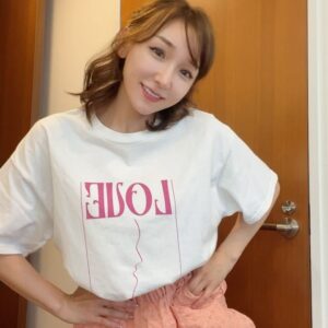 Ai Kago Instagram - お友達が🏠に来るので可愛い部屋着に着替えてたら、長女がヘアアレンジしてくれた☺️💕 サンキューだよ🔥🔥🔥 これから簡単な、お料理準備します🍴 #動画恥ずかしいけど載せとくね