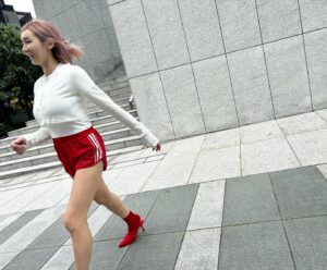 Ai Kago Instagram - 月曜日！
今週も宜しくね！本日ラジオ収録📻してきたよー♡
体育着みたいなショートパンツが可愛い✨
そして何気にピンクヘアお気に入り💗