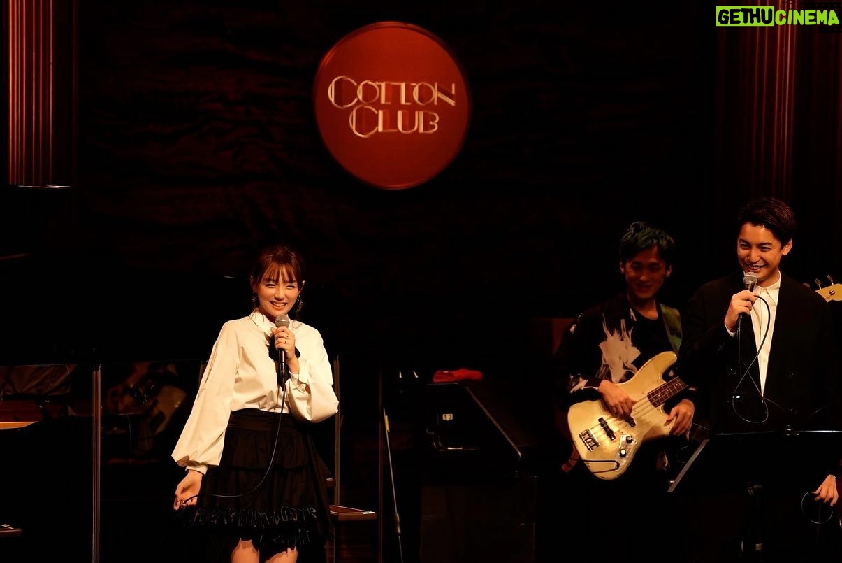 Ai Shinozaki Instagram - ・ 『TAKURO OHNO Favorite Showa J-Pop Live ~with a smile vol.2~』ありがとうございました! もぉね、すっごく楽しかった!✨ 拓ちゃん、こんな素敵な機会に誘ってくれて 本当にありがとう✨いつも凄いなって思ってたけど やっぱり流石の歌声でした👏✨尊敬 私自身、人前で歌うのはかなり久々だったから めちゃくちゃ緊張してガックガクだったけど、 拓ちゃんファンの皆様、 温かく迎え入れてくれて嬉しかったです☺️✨ そして、バンドメンバーの御三方! Pf / 堀倉彰 Sax&Perc / 近藤淳也 Bass / 北川淳人 素敵な音をありがとう🥳 最後になっちゃったけど、私の愛する豚まんのみんな! いつも変わらぬ応援ありがとう💖 やっぱうちのファンは良い人揃いだなって 改めて思った🫣✨好きっ 携わってくれた すべての皆様に感謝です🙏✨ 本当にありがとうございました! Photo by @kamiiisaka #live #昭和歌謡 #cottonclub