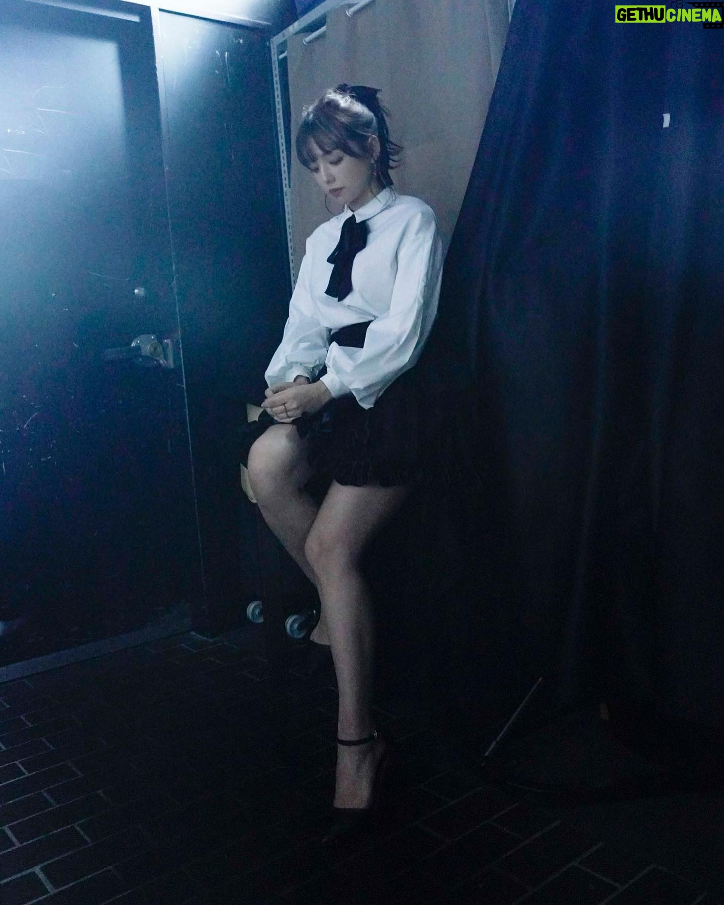 Ai Shinozaki - 18.2K Likes - ・
オフショット📸
Photo by @kamiiisaka
あれ、今回ゲスト出演だったよね?って
自分でも不思議になっちゃうくらい
沢山写真撮ってくれたの🫢笑
せっかくだから
沢山載せさせてね..♡
