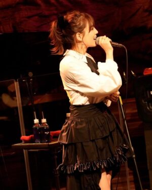 Ai Shinozaki Instagram - ・

『TAKURO OHNO Favorite Showa J-Pop Live ～with a smile vol.2～』ソロショット📸

Photo by  @kamiiisaka

#live #昭和歌謡 #cottonclub