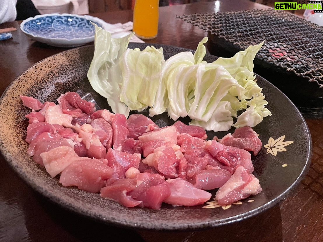 Ai Shinozaki Instagram - ・ 先日ゆうちょ(@yu__i.aoya )の旦那さんの 春季キャンプを観に宮崎に行ってきました!! 1-4枚目 サンマリンスタジアム宮崎でキャンプ見学 5枚目 オススメしてもらったホルモン屋さん 6-7枚目 オススメしてもらった地鶏り屋さん 8枚目 折角だからゴルフ行った 9枚目 ホテルでパシャリ📸 最後は絶妙な映えスポット発見して、撮ろ撮ろってしつこいから1枚だけ一緒に撮ったやつ笑 良い旅でした😌✨ #宮崎 #女子旅行 #春季キャンプ #思い出投稿