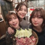 Ai Shinozaki Instagram - ・ 先日ゆうちょ(@yu__i.aoya )の旦那さんの 春季キャンプを観に宮崎に行ってきました！！ 1-4枚目　サンマリンスタジアム宮崎でキャンプ見学 5枚目　オススメしてもらったホルモン屋さん 6-7枚目　オススメしてもらった地鶏り屋さん 8枚目　折角だからゴルフ行った 9枚目　ホテルでパシャリ📸 最後は絶妙な映えスポット発見して、撮ろ撮ろってしつこいから１枚だけ一緒に撮ったやつ笑 良い旅でした😌✨ #宮崎 #女子旅行 #春季キャンプ #思い出投稿