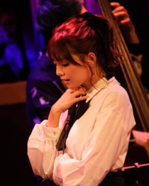 Ai Shinozaki Instagram - ・

『TAKURO OHNO Favorite Showa J-Pop Live ～with a smile vol.2～』ソロショット📸

Photo by  @kamiiisaka

#live #昭和歌謡 #cottonclub