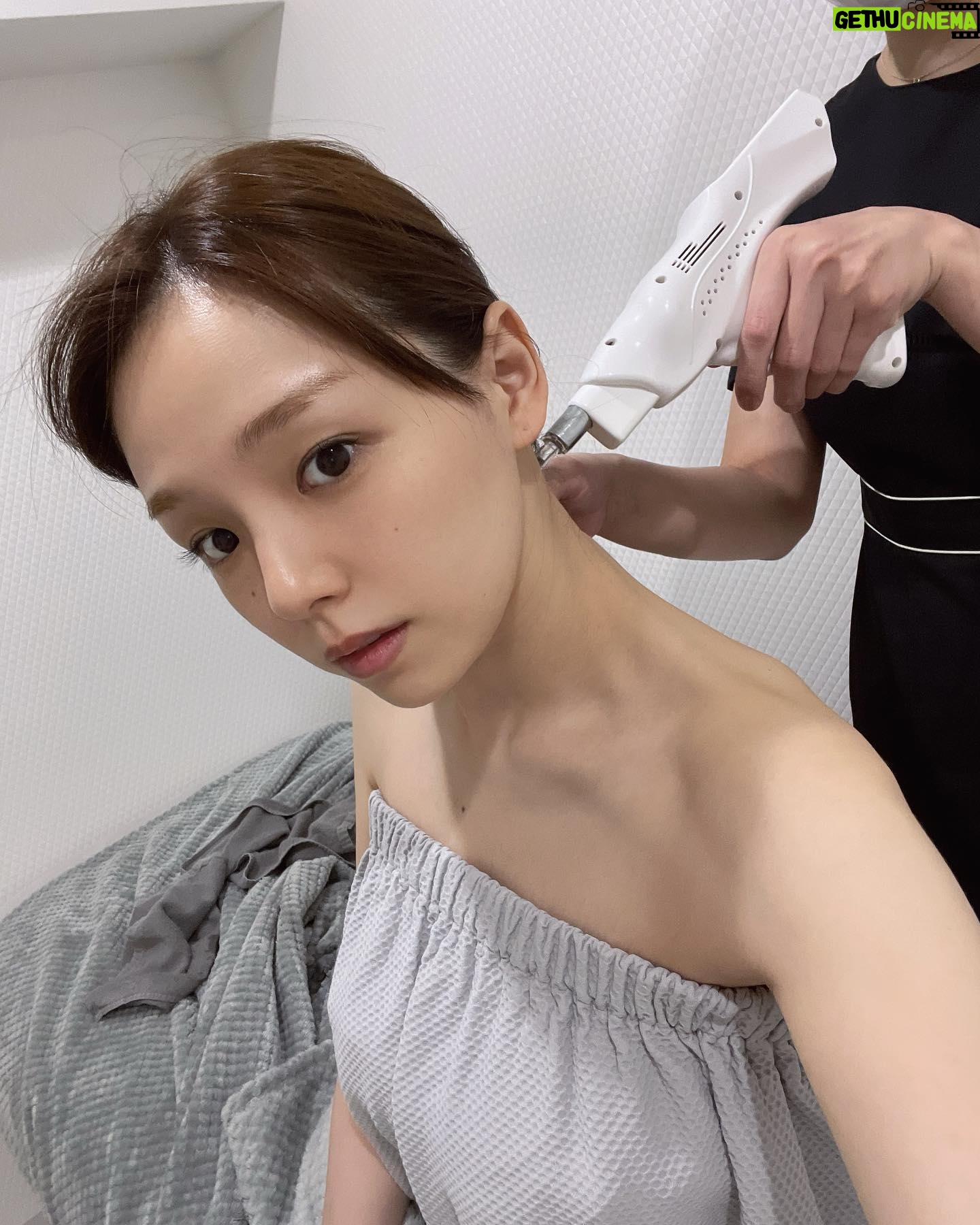 Ai Shinozaki Instagram - ・ 今日は美容dayという事で @lif_azabujyuban に行ってきました。 今回の施術は、 〈HIFU〉と〈STEM EXO TREATMENT〉 エアガンのような機械でお肌にエクソソームを入れ込んでくれるんだけど、痛そうに見えて全く痛くないんだよ☺️ 明日撮影だけど、 ダウンタイムもなくてありがたい。。♡ また行きたいな🤍 #LIF麻布十番 #stemexotreatment #ステムエクソトリートメント #エクソソーム #ヒト幹細胞 #ウォートンジェリー由来臍帯血幹細胞 #再生美容 #1枚目の写真は関係ない