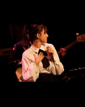 Ai Shinozaki Instagram - ・

『TAKURO OHNO Favorite Showa J-Pop Live ～with a smile vol.2～』ソロショット📸

Photo by  @kamiiisaka

#live #昭和歌謡 #cottonclub