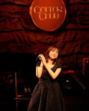 Ai Shinozaki Instagram - ・

『TAKURO OHNO Favorite Showa J-Pop Live ～with a smile vol.2～』ソロショット📸

Photo by  @kamiiisaka

#live #昭和歌謡 #cottonclub