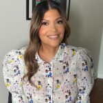 Aida Rodríguez Instagram - A little BTS of the look you all loved so much! Thank you my love @bryanmendez for your magical hands! Wearing one of my favorite blouses I have from my favorite store @aliceandolivia 💛 #aidarodriguez