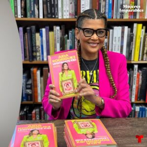 Aida Rodríguez Instagram - “La vida no es sólo risa. Por eso, me gusta encontrar el humor en las cosas difíciles y poder procesar el dolor junto a otras personas que están atravesando lo mismo”, comparte la comediante, actriz y autora Aida Rodríguez, quien vuelca su corazón en temas universales como la raza, la maternidad o la pertenencia. 

De un proceso de sanación semejante, nos invita a ser parte con ‘Hija legítima’, su libro de memorias, en el que retoma una vivencia infantil que la marcó por muchos años: “Una niña que creía mi amiga, me llamó ‘bastarda’ por no tener el apellido de mi padre. Fue muy doloroso”, confiesa esta #MujerImparable de raíces africanas. 

Por eso, ahora, convencida de que la legitimidad “viene de adentro”, nos recuerda que nuestra voz auténtica no es algo que debamos salir a buscar. Por el contrario, como señala @funnyaida: “Debes sentarte calmadita y escuchar tu pensamiento. Se trata de no tener miedo a compartir tu voz. Eso vive en ti”. 
 
#MujeresImparables #UnstoppableWomen #ElPoderEnTi #QueNadaTeDetenga #JuntosImparables @ElPoderenTi @Telemundo