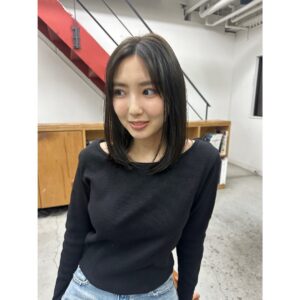 Aika Sawaguchi Instagram - 今日も今日とてお世話になりました。(@miri.___________ )
暗めのお色、重たすぎずかわいいでございます。
前髪を少し伸ばしてみることにしました。ウキウキしてます。
