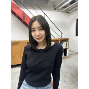 Aika Sawaguchi Instagram - 今日も今日とてお世話になりました。(@miri.___________ )
暗めのお色、重たすぎずかわいいでございます。
前髪を少し伸ばしてみることにしました。ウキウキしてます。